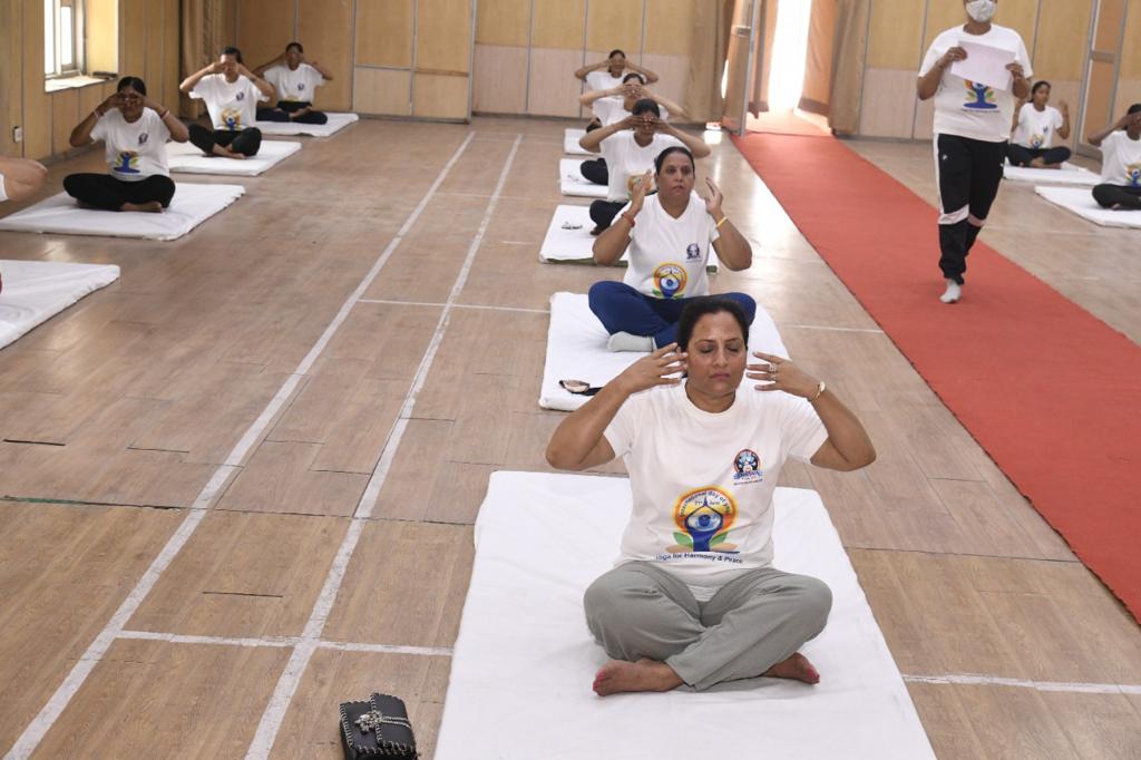 BWWA_India's tweet photo. On the occasion of International yoga day, a yoga session was organised for BWWA members at 25 Bn #BSF Camp Chhawla.
#YogaWithBordermen
#IDY2021 #BeWithYogaBeAtHome
#YogaForWellness #YogaForAll
@PIB_India
@PIBHomeAffairs
@moayush
@MoHFW_INDIA https://t.co/UHr2DNDapc