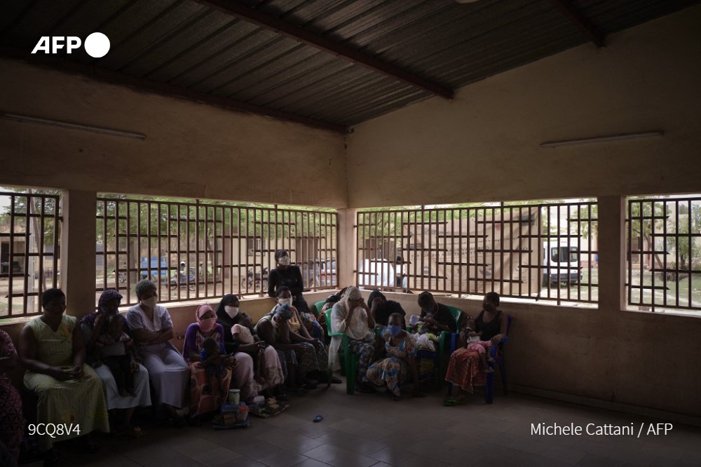 Amaury Hauchard (@amhauchard) on Twitter photo Certaines sont entrées en prison à Bamako avec leur bébé dans les bras. Dix-neuf enfants courent entre le toboggan et la table basse installés dans la crèche.
Reportage à Bollé, l'une des deux prisons pour femmes du Sahel
📸 <a href="/cattani_michele/">Michele Cattani</a>
information.tv5monde.com/afrique/tobogg… #AFP Certaines sont entrées en prison à Bamako avec leur bébé dans les bras. Dix-neuf enfants courent entre le toboggan et la table basse installés dans la crèche.
Reportage à Bollé, l'une des deux prisons pour femmes du Sahel
📸 <a href="/cattani_michele/">Michele Cattani</a>
information.tv5monde.com/afrique/tobogg… #AFP