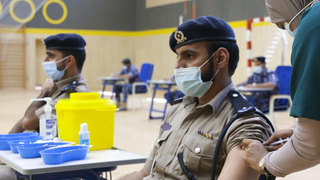 استكملت شرطة عمان السلطانية بالتعاون مع وزارة الصحة حملة التحصين الميدانية بالجرعة الأولى من اللقاح لمنتسبيها ضد فيروس كورونا كوفيد19في جميع تشكيلاتها بمختلف محافظات السلطنة والتي استمرت لمدة أسبوعين، مع استمرارية التطعيم في العيادات الجغرافية بوحدات المهام الخاصة للحالات الفردية