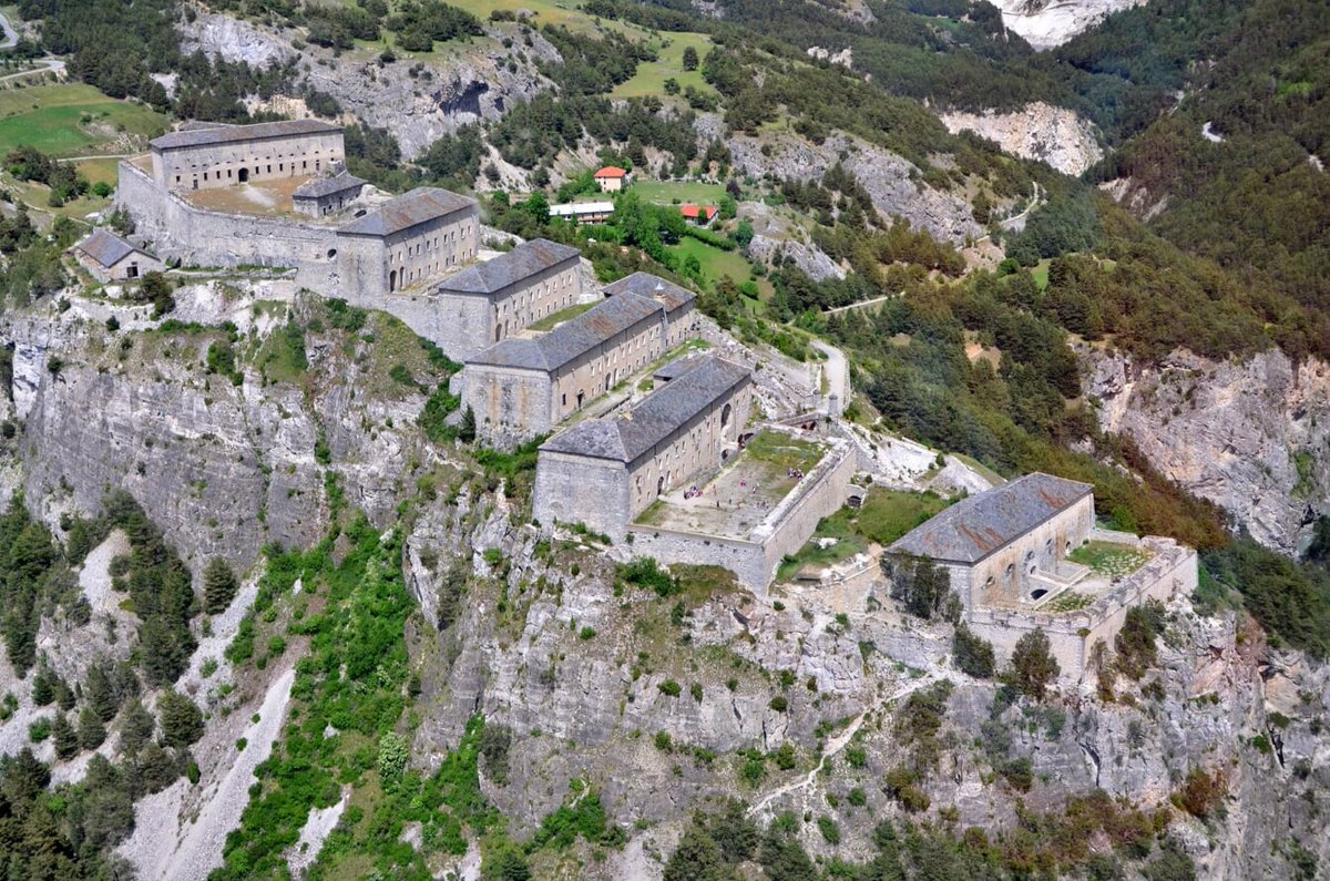 chaletnormalie tweet media