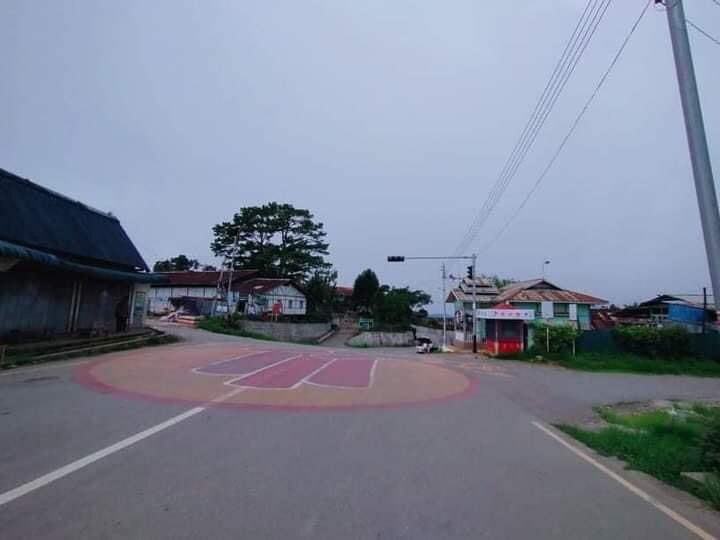 media_chin's tweet photo. Scenes of empty market and streets of Mindat which has been declared Martial Law. Some residents have returned to the town, but 70% of IDPs are too afraid to return, the Mindat People’s Administrative Group said. The CDF and the junta have agreed to ceasefire 14 days in Mindat. https://t.co/yXwUOW5APQ