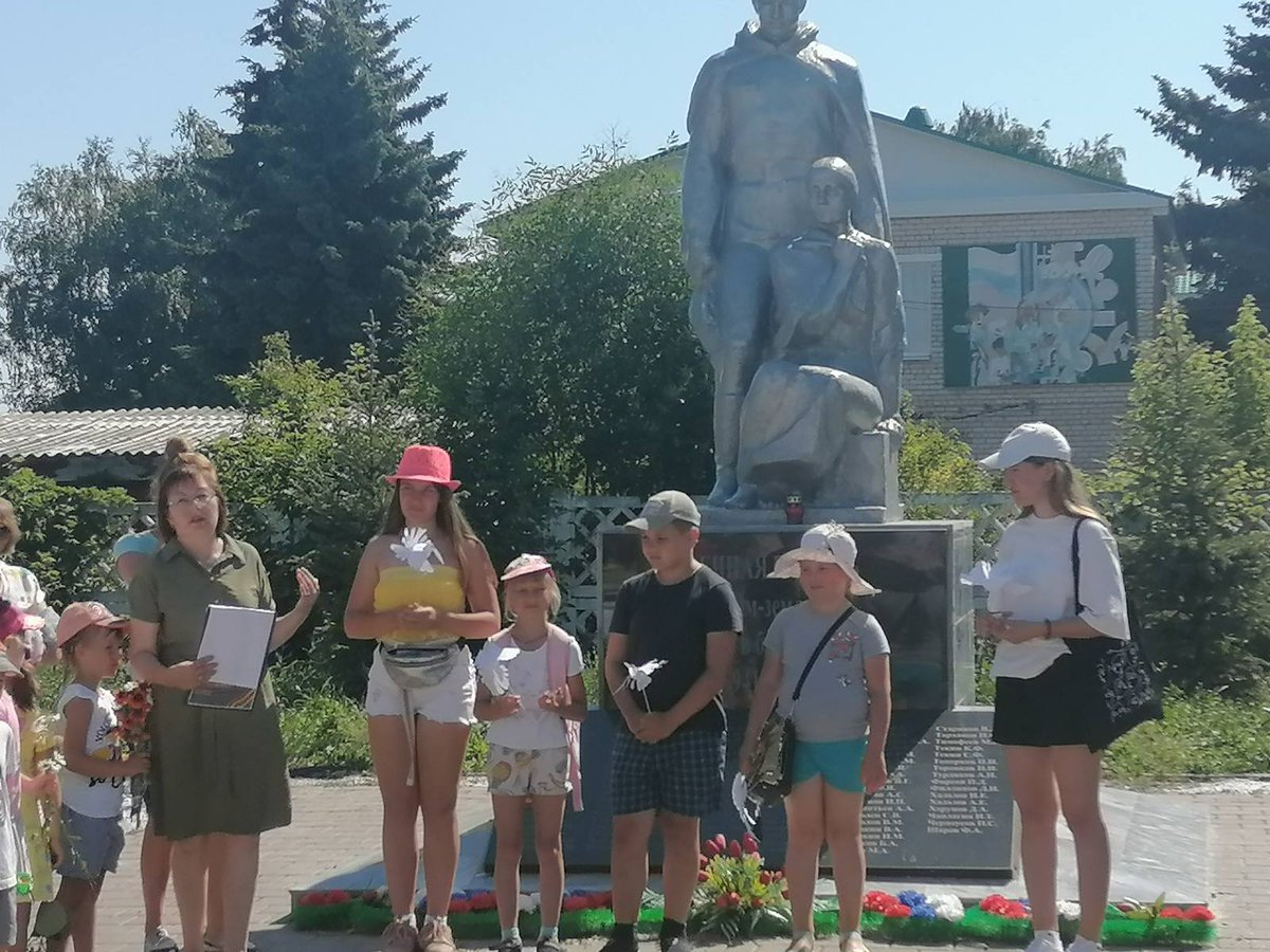 LunacharSch's tweet photo. 22 июня в день Памяти и скорби ученики из ГБОУ СОШ п.Луначарский  приняли участие в памятных мероприятиях. Ребята возложили цветы и белых голубей к памятнику солдатам погибшим в ВОВ. Также приняли участие в традиционной мемориальной акции «Свеча памяти». https://t.co/wyrRslsgdp
