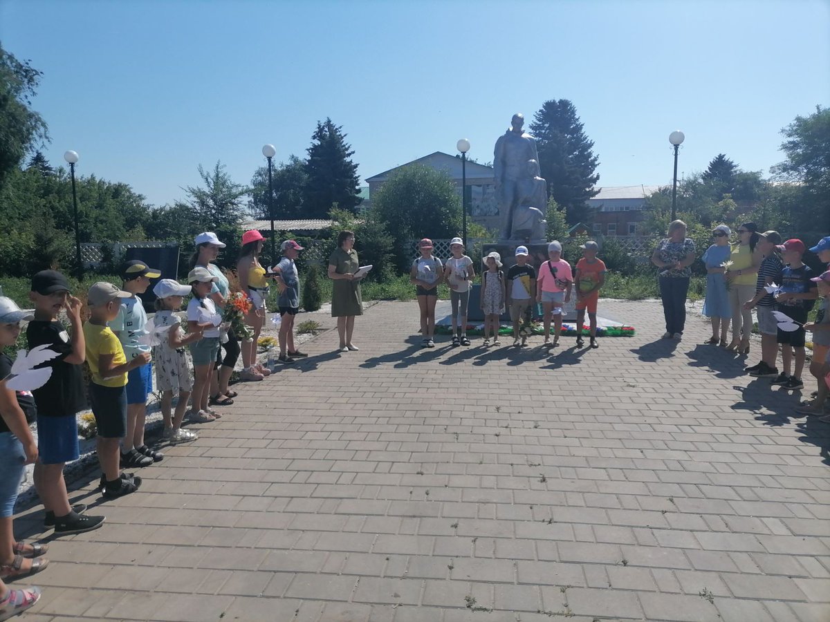 LunacharSch's tweet photo. 22 июня в день Памяти и скорби ученики из ГБОУ СОШ п.Луначарский  приняли участие в памятных мероприятиях. Ребята возложили цветы и белых голубей к памятнику солдатам погибшим в ВОВ. Также приняли участие в традиционной мемориальной акции «Свеча памяти». https://t.co/wyrRslsgdp