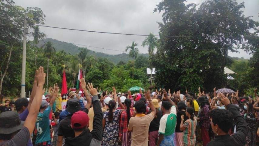 nwy02's tweet photo. Residents in Ye-Byue village,#LongLone Tsp marched against the military dictatorship on June22.

#June22Coup #WhatsHappeningInMyanmar #RemembrancePoppy https://t.co/8ZmUmYEVsj