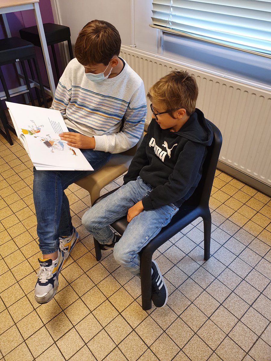 ictstangilko's tweet photo. Lezen, lezen en nog eens lezen : @OmerwattezL6 leest voor in het eerste leerjaar      https://t.co/qFQz3aCY8h #leeskilometers #schorisse https://t.co/fSppuwBTos