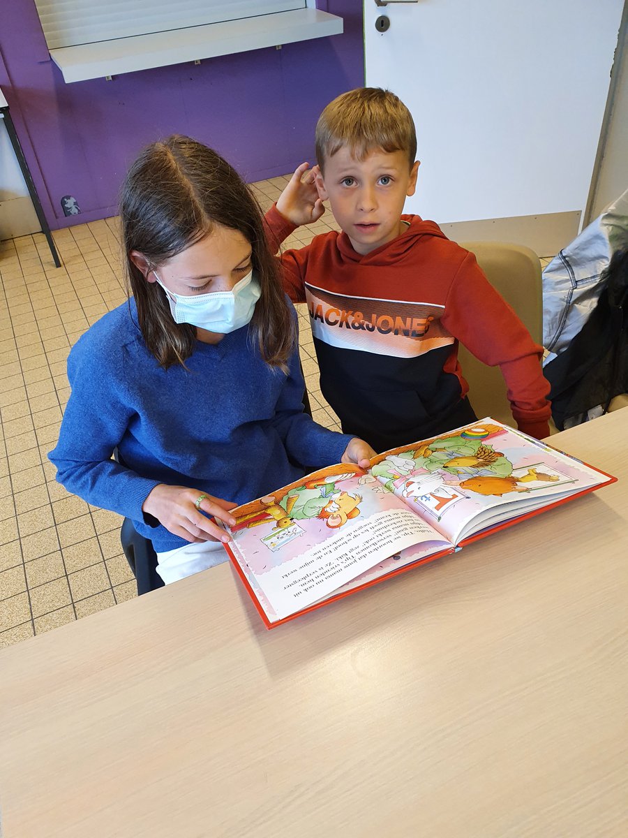 ictstangilko's tweet photo. Lezen, lezen en nog eens lezen : @OmerwattezL6 leest voor in het eerste leerjaar      https://t.co/qFQz3aCY8h #leeskilometers #schorisse https://t.co/fSppuwBTos