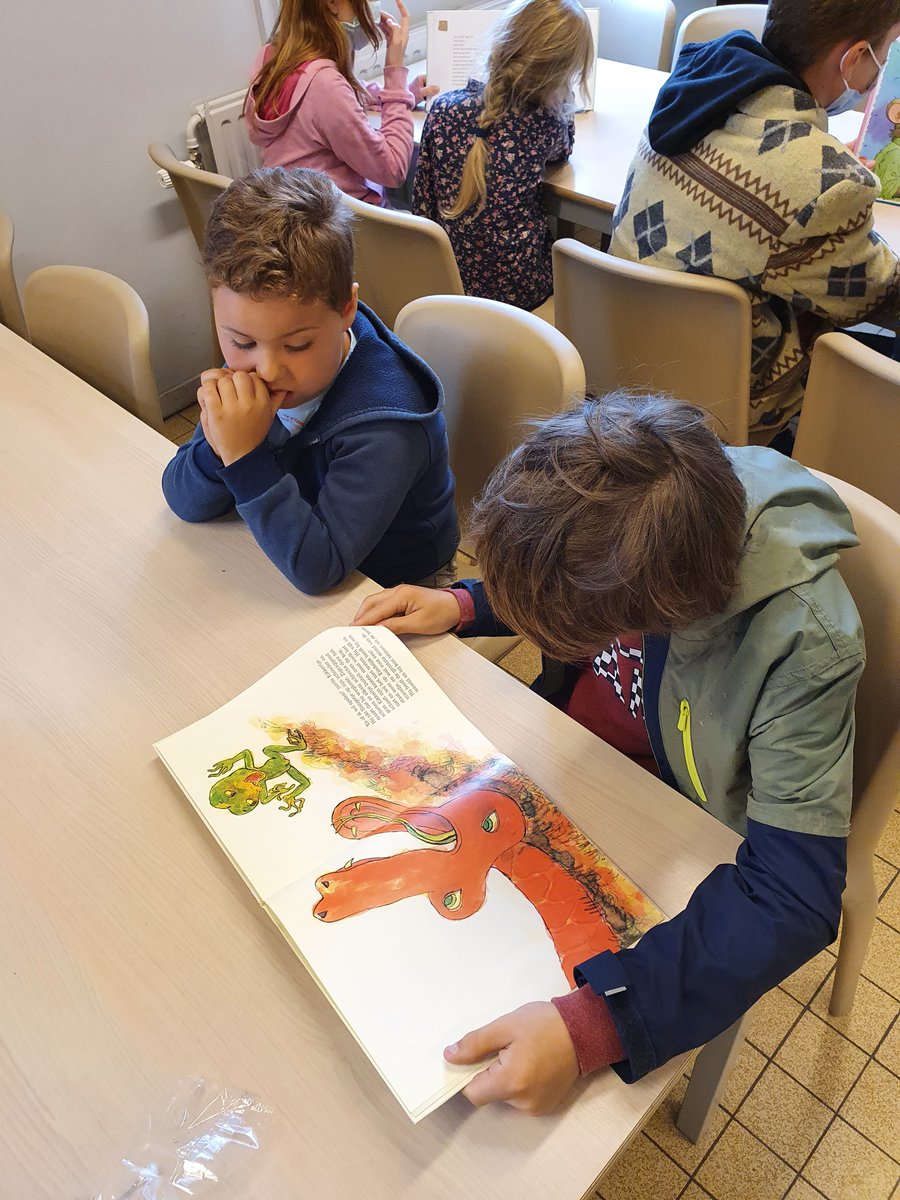 ictstangilko's tweet photo. Lezen, lezen en nog eens lezen : @OmerwattezL6 leest voor in het eerste leerjaar      https://t.co/qFQz3aCY8h #leeskilometers #schorisse https://t.co/fSppuwBTos