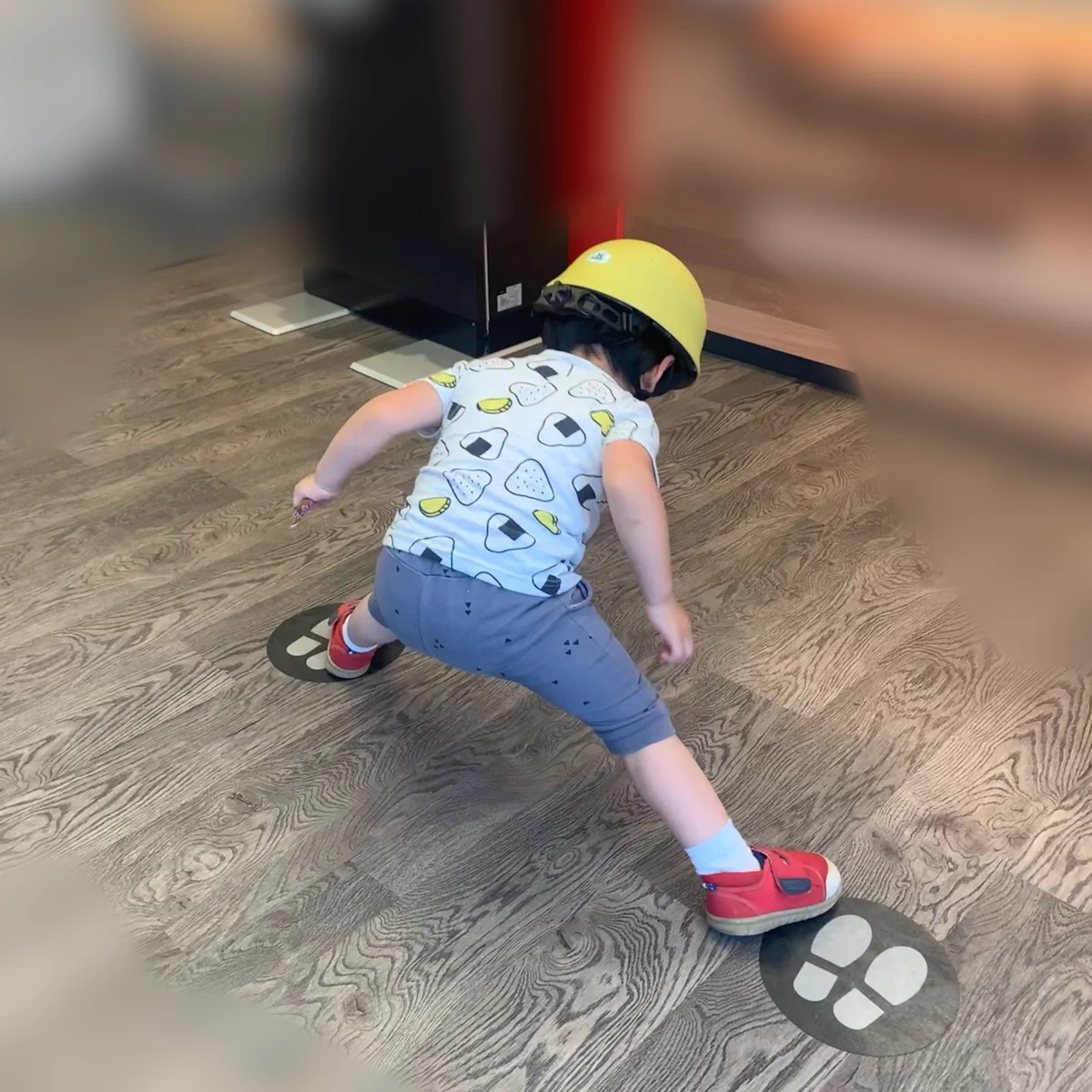 そんな可愛い事ってある？？お店で「あんよのマークのところで待っててね！」って言ったらプルプルしながら頑張ってた