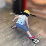 そんな可愛い事ってある？？お店で「あんよのマークのところで待っててね!」って言ったらプルプルしながら頑張ってた