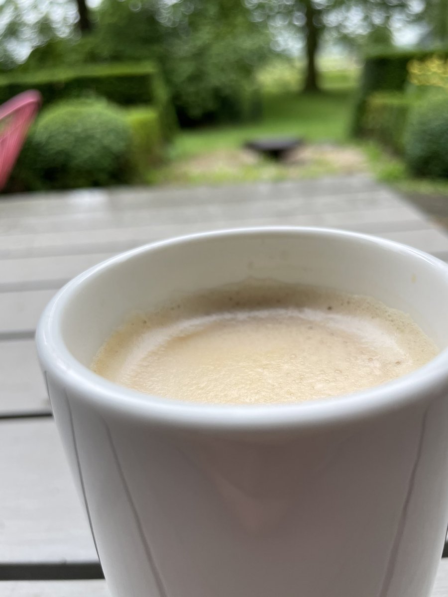 Weer een mooie dag om al mijn rijke vriendjes tevreden te stellen met mijn diensten*. 

* Subtweet.