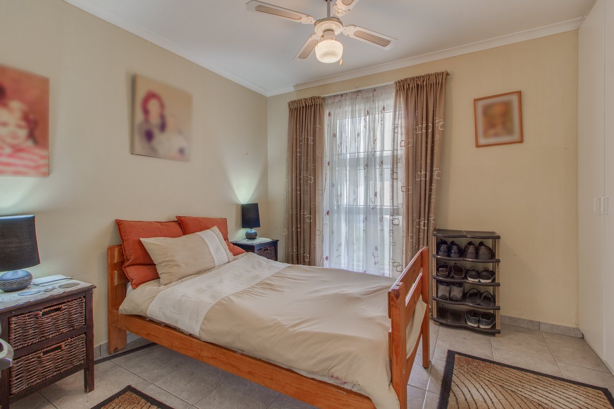 LRE_Group's tweet photo. GROUND FLOOR APARTMENT IN OAKGLEN |  R1,099,000

2 Bedrooms with BIC, 1 bathroom, open plan kitchen, open plan lounge and dining room, enclosed backyard and 1 parking.

View this property on our website:
https://t.co/Ie951R9shD

#property #forsale #realestate #lre #apartment https://t.co/4TTScIxIpP
