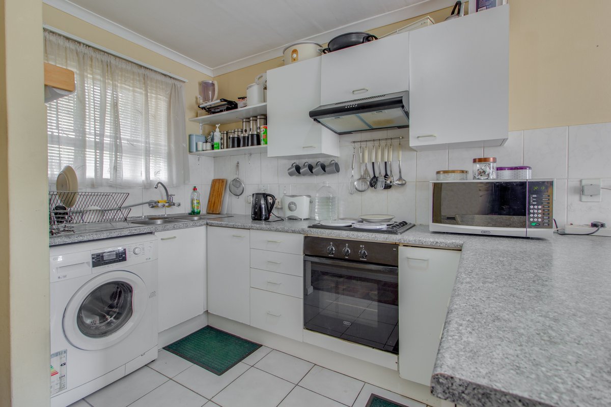 LRE_Group's tweet photo. GROUND FLOOR APARTMENT IN OAKGLEN |  R1,099,000

2 Bedrooms with BIC, 1 bathroom, open plan kitchen, open plan lounge and dining room, enclosed backyard and 1 parking.

View this property on our website:
https://t.co/Ie951R9shD

#property #forsale #realestate #lre #apartment https://t.co/4TTScIxIpP