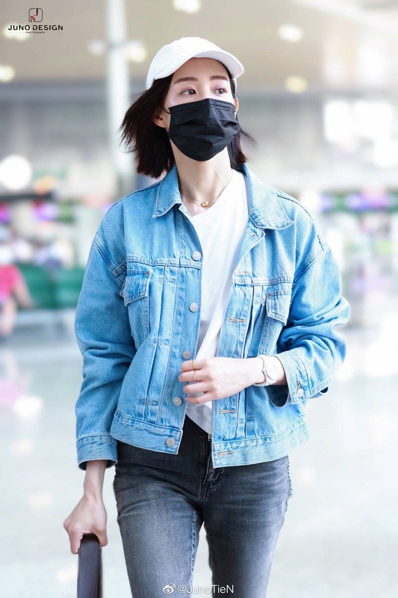NingChang15's tweet photo. 张钧甯 今日  现身机场

上海 ✈️北京 ​​​
[Cr; JunoTieN Weibo ]
#張鈞甯 https://t.co/slWmP3IBtx