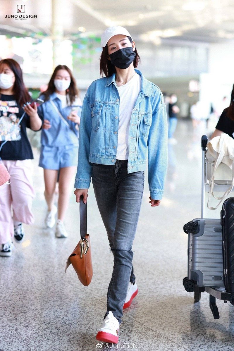 NingChang15's tweet photo. 张钧甯 今日  现身机场

上海 ✈️北京 ​​​
。
。
[Cr; JunoTieN Weibo ]
。
。
#張鈞甯 https://t.co/hBqx6tj9cb