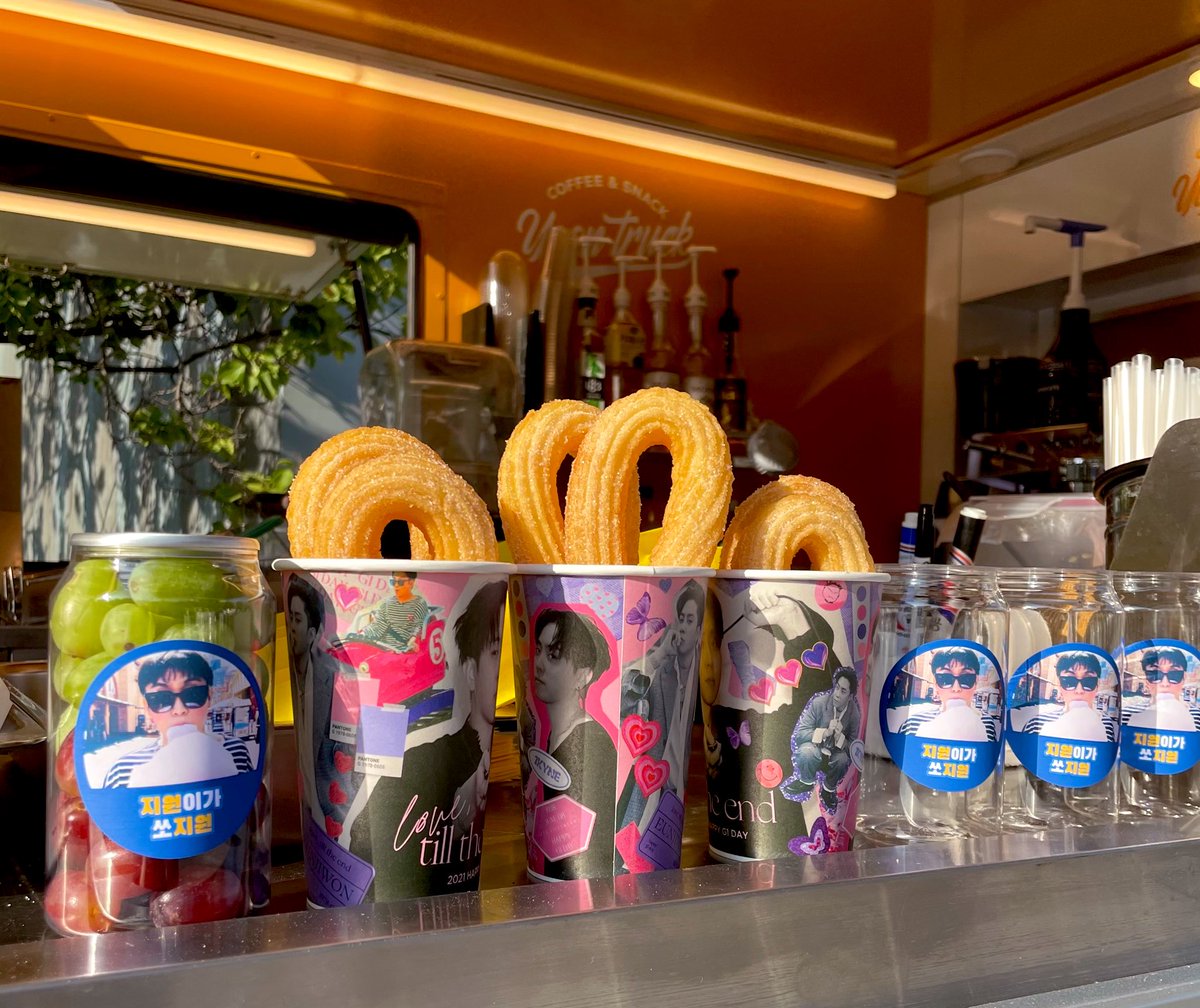 [공지] tvN <벌거벗은 세계사> 촬영장 커피차 서포트 진행했어요🚚 설탕꽈배기 잘 드셔서 준비한 츄러스,과일,지원크루 스페셜 도시락 전달! 음료 한 가지씩 맛보고 싶으시다고 총 4잔 드신 은지원님😋 항상 응원합니다
📌지원pick
로얄밀크티🧋| 💪🏽몬스터빠워 | 스카치크림라떼🍦| 딸기요거트스무디🍓