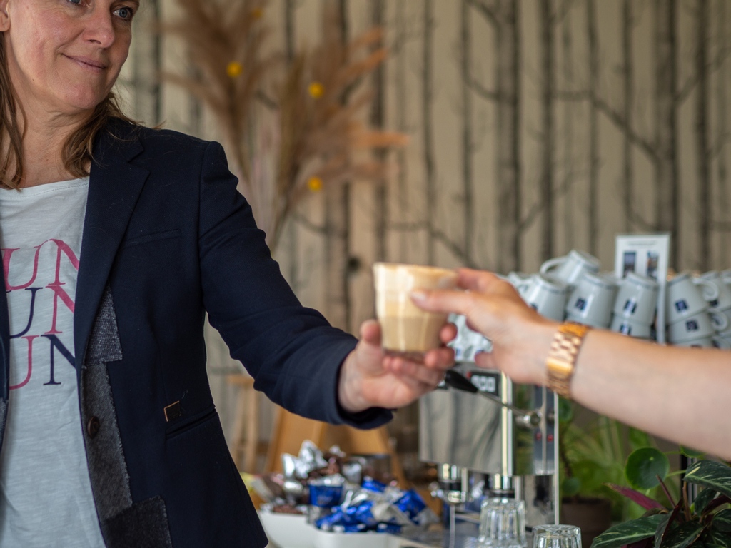 Het is fijn om te merken dat door de rust en de ruimte hier teams echt weer stappen zetten. Verbinden en samen op één lijn komen na roerige tijden. We ontvangen jou en je team ook graag. Joan wacht jullie vol enthousiasme op en zet de koffie vast klaar. ☕
gewoonboot.nl