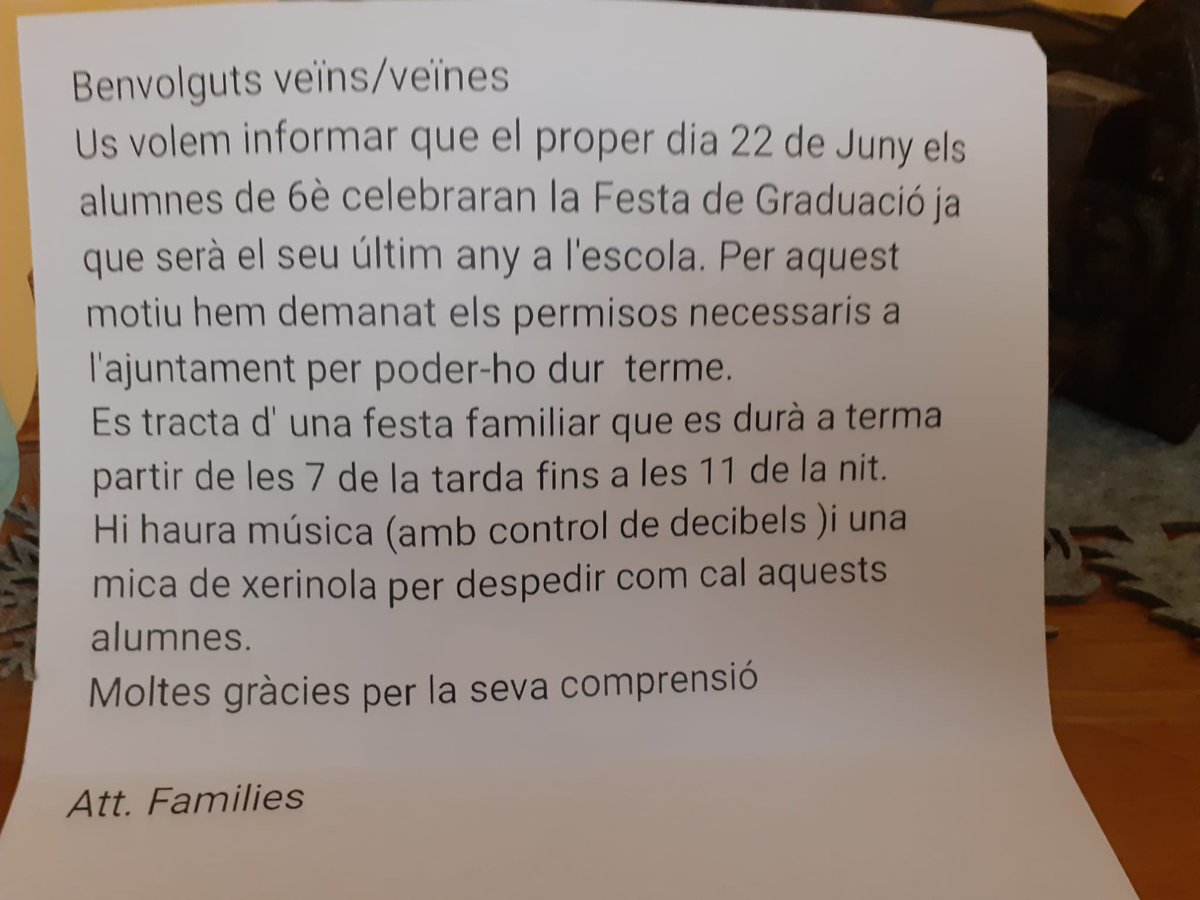 olotreal's tweet photo. A la Olot Real, que li preocupa que cotxes dels veins d'una escola molestin els nens, no li preocupa molestar els veïns fins les 11 de la nit d'un laborable amb una festa americana com és la merda aquesta de la graduació. 
#comelhalloween
#iwantoliveinamerica https://t.co/WWLvhXTQ6Y