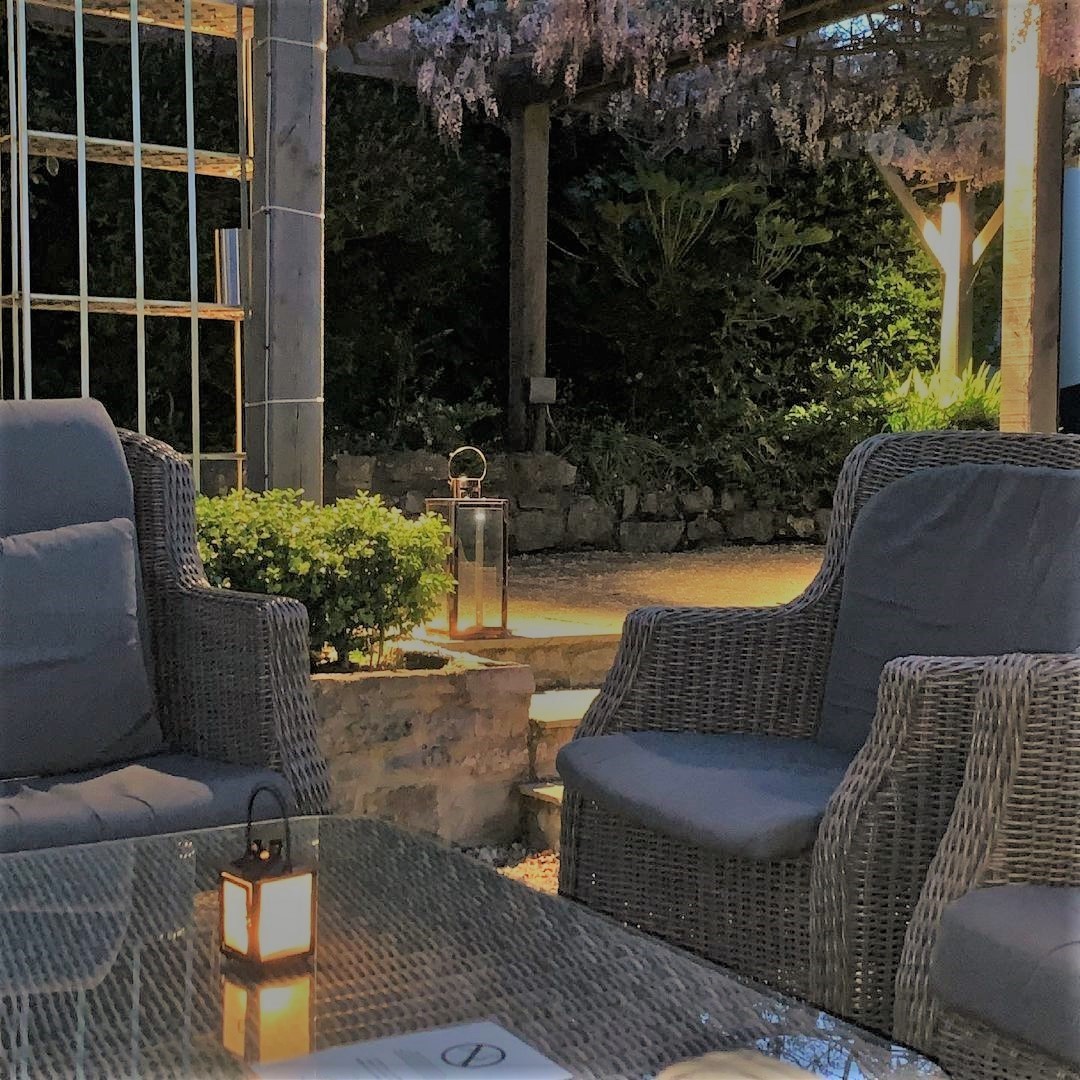 Summer has returned and next week is looking glorious 🌞. Our outdoor terrace is calling for morning coffee, lunch, afternoon tea, sundowner cocktails or just feet up, listen to the birds and look out to sea… 🏖 #LymeRegis