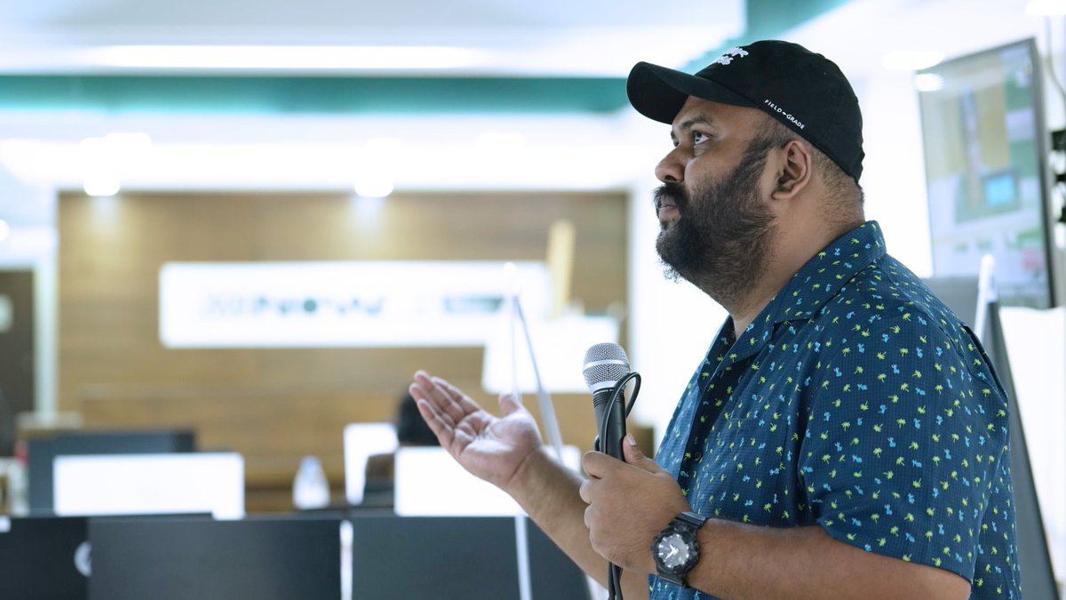 SJpapabear's tweet photo. I was not conversating w/ God here but speaking to a reporters' audience at @tbsnewsdotnet -- the top circulated English business daily in the country. Yes, I was taking a #buildingassets workshop on #MoJo last weekend :) Photo: Avik https://t.co/IQ9Q0ryCec