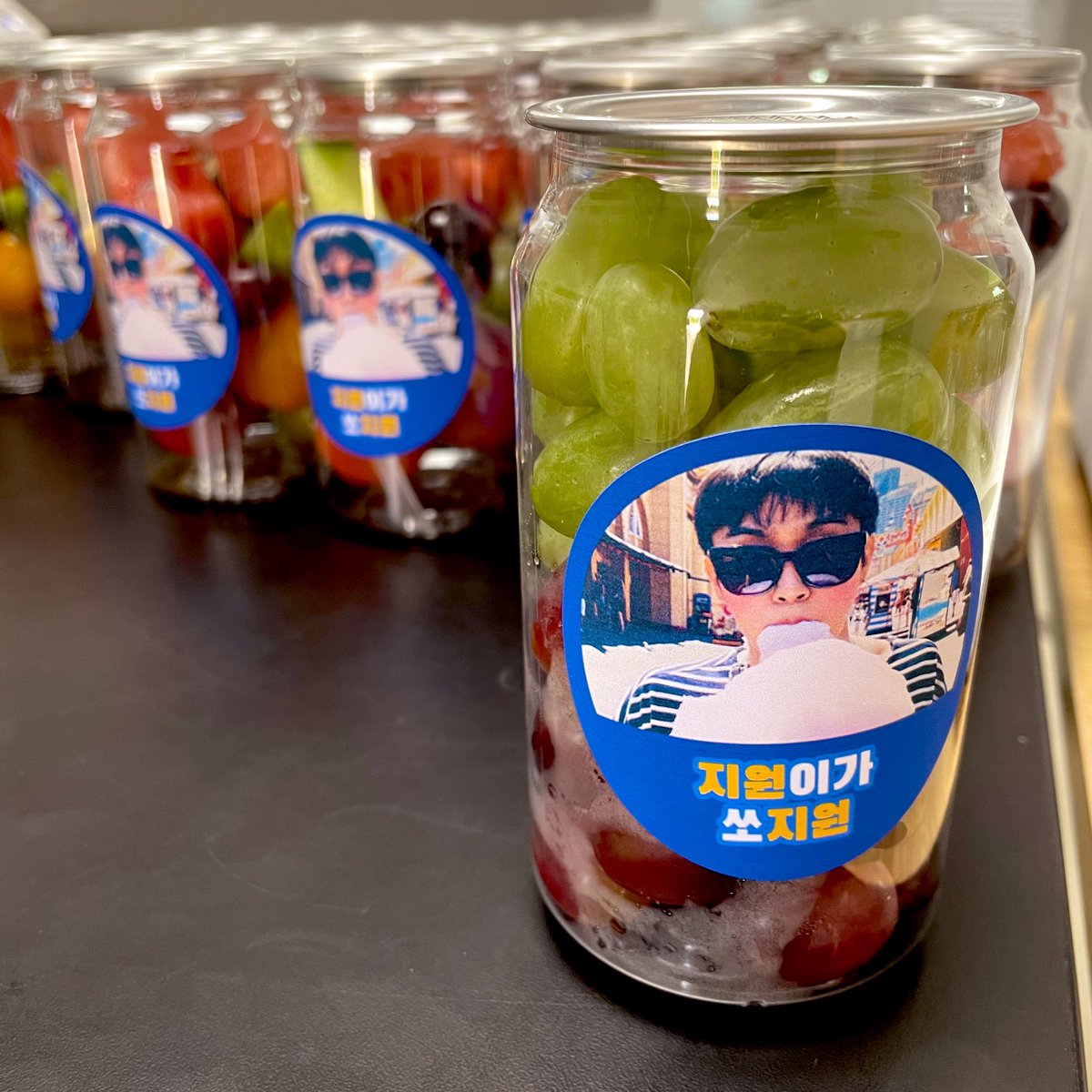 지원크루팀 주문서 중 까만 점 표시된게 은지원님 음료구요. 이후 딸기요거트스무디 추가 주문하셨어요. 은지원님 과일은 최애과일인 포도만 담았습니다🍇

서포트 현장조율 및 사진까지 보내주신 소속사 YG엔터테인먼트와 커피차사장님 감사합니다

#은지원 #EUNJIWON #殷志源
#지원이를지원합니다