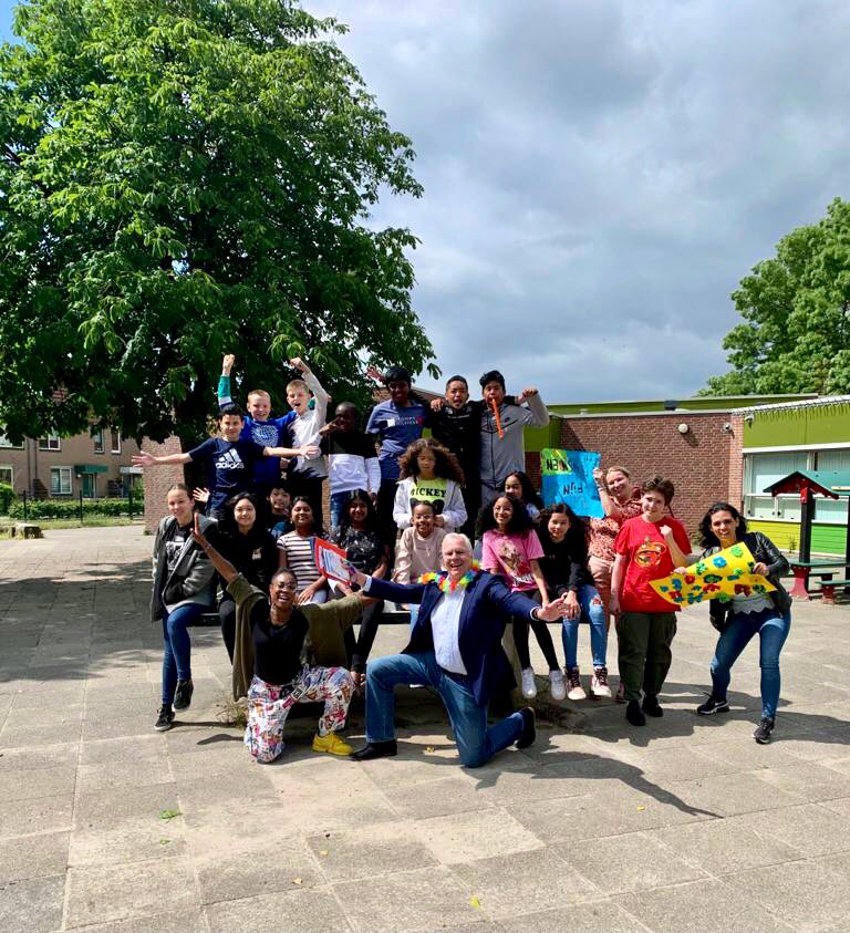 chrisbuijink's tweet photo. Superleuk! Laatste gastles @bankvoordeklas 2021 (nr 3987 van deze 10β editie π) & niet online, maar in de klas bij groep 7/8 van Basischool #DeDriemaster @almere. Veel dank juf @AngelainAlmere Esajas & alle kinderen! Iedereen die dit jaar heeft meegedaan natuurlijk ook bedankt! https://t.co/tnBABYm9Uj