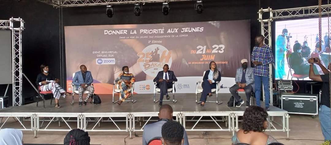 BambaraLatifa's tweet photo. Afriyan Burkina représenté aux 25heures de Dakar. Cette année l'accent est mis sur la place des jeunes dans la mise en œuvre des engagements de la #CIPD25. 
#AfriyanBurkina
#UNFPABF
#Putyoungpeoplefirst https://t.co/GdlBboX6uN