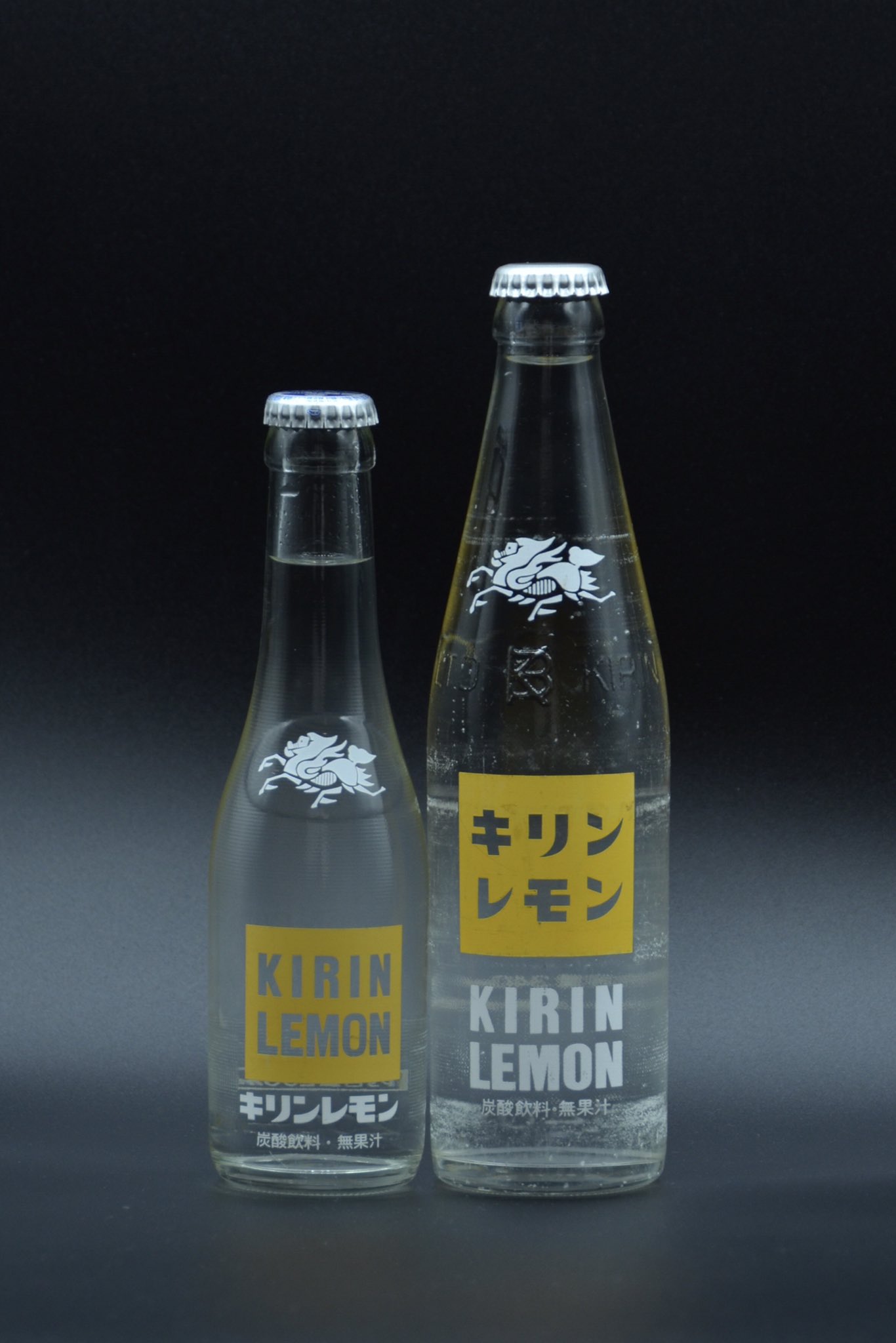 Hikari 大瓶 小瓶キリンレモン 両方とも終売 340mlの方は独特なエンボス加工があり キリンレモン が黄色いプリントになります 個人的には右の方がしっくりきます 残念ながら両方とも終売してしまいました T Co Fbo48hfxpg Twitter