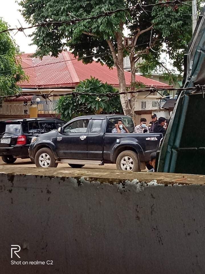 Armed Junta terrorists in civilian clothes prepare to re-deploy troops from Pyin Oo Lwin to #Mandalay.
#June22Coup
#WhatsHappeningInMyanmar
#MilkTeaAlliance