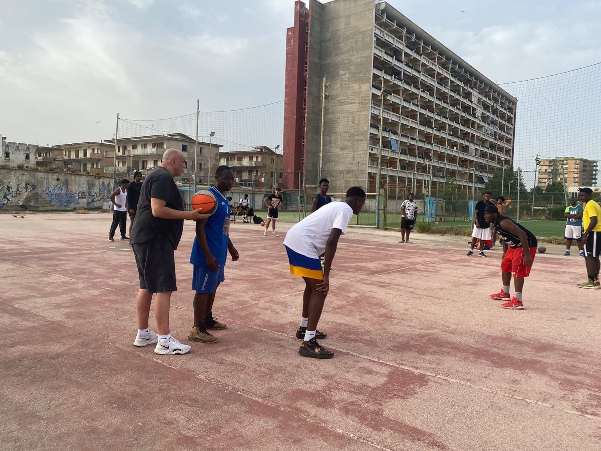 parallelecinico's tweet photo. Matteo Boniciolli, coach di Udine, impegnato nella finale di A2 contro Napoli, tra Gara 1 e Gara 2 (entrambe a Napoli) è andato a Castel Volturno per guidare un allenamento di "Tam Tam Basket": squadra che fa giocare gratis tanti ragazzi figli di genitori africani. https://t.co/zWjWRDrVgd