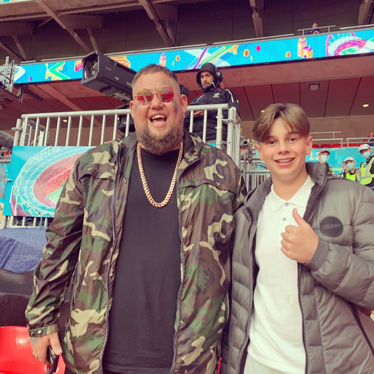 djsully70's tweet image. As you can see I don’t tweet very often but a lot of press says that Rag’n’Bone Man is a gentleman. I would just like to confirm this he took the time and effort to have a photograph with everybody who ask him the England match Friday even the obviously over intoxicated fans. 👏🏼