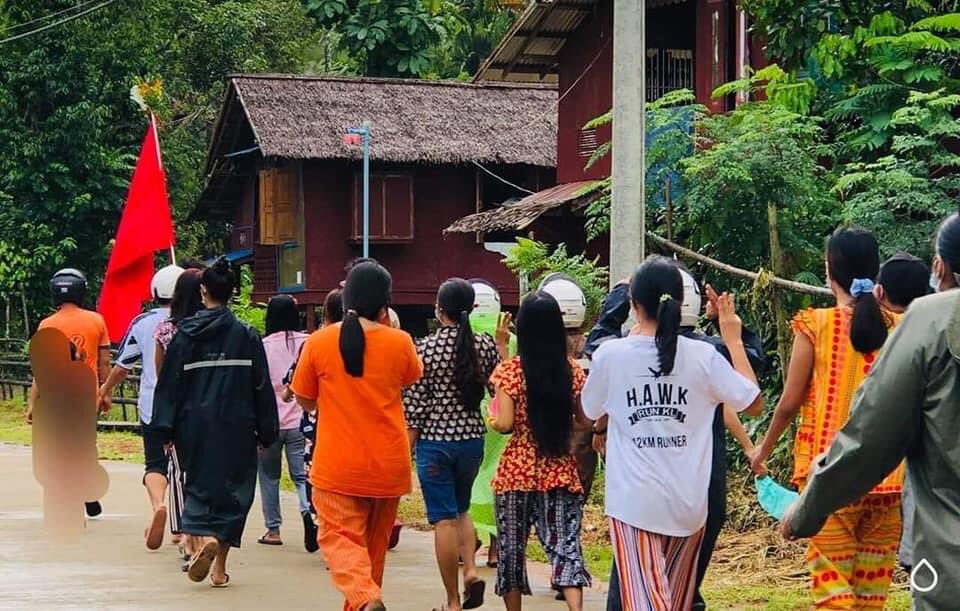 The regular protest march of Launglon township continued unabated this afternoon. #WhatsHappeningInMyanmar #June22Coup #MilkTeaAlliance  #UnfetteredAccessForAids