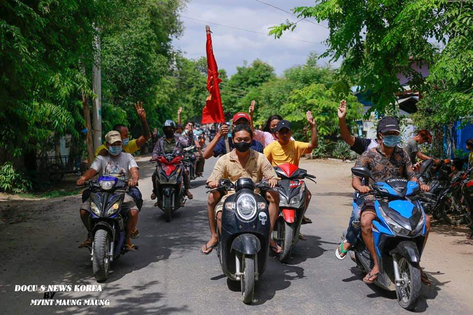 ei_pyu's tweet photo. #Monywa never bow down!

#Monywa main strike successfully marched with motorbikes to overthrow the military dictatorship on June22.

#June22Coup #WhatsHappeningInMyanmar #RemembrancePoppy https://t.co/ss73k1KAXp