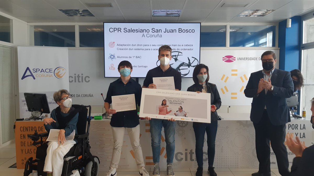 citicresearch's tweet photo. El rector de @UDC_gal, @julioabalde, entrega los diplomas al equipo del colegio Salesianos de A Coruña y a Mª José Franco, usuaria de @ASPACECoruna. Desarrollaron el reto "dron controlado con la mano o la cabeza y sistema adaptado para el encendido y apagado del ordenador". https://t.co/vPy3VtXvx8