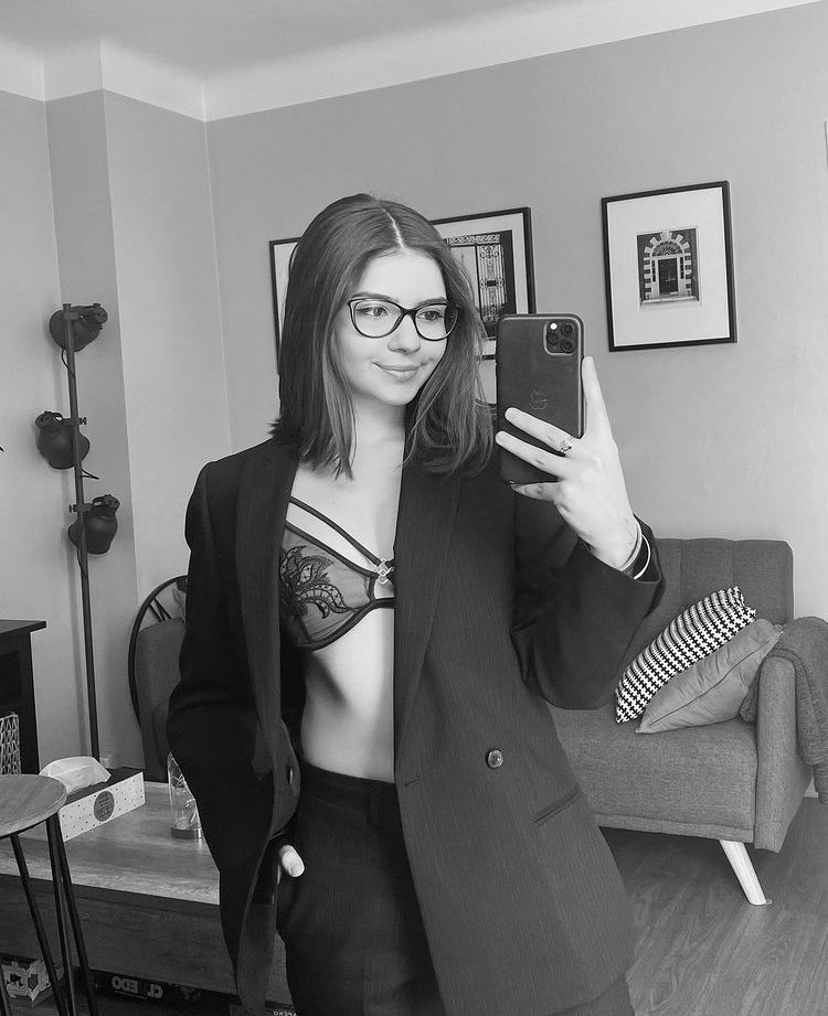 luciefleuree's tweet photo. voilà c’est moi, après avoir réfléchi je suis prête à assumer qui je suis 😏 https://t.co/uVcklCAgKC