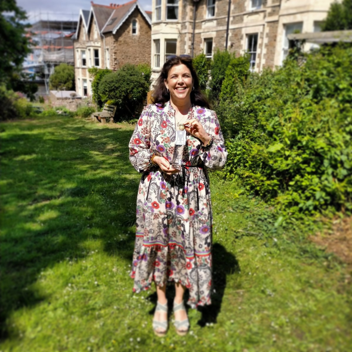 Look at what Kirstie Allsopp is holding!

Our first celebrity with #PierGin.

Thank you @kirstiemallsopp for your time and smiles today. 

#supportlocal #localgin #Clevedon #northsomerset #ginthusiasts #ginfluencers