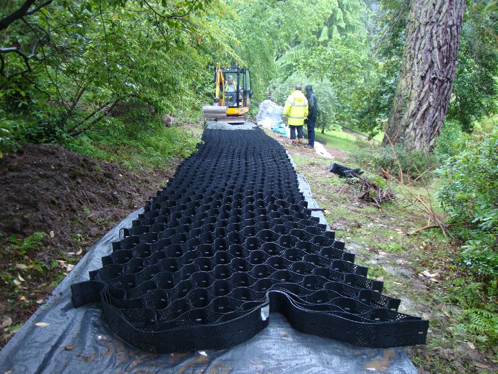 GreenfixUK's tweet image. For more information about the use of Geoweb® geocells for Tree Root Protection please contact Roy Partington via roy@greenfix.co.uk or on 07535698754. #treerootprotection #TPO #erosion #geocell #geoweb