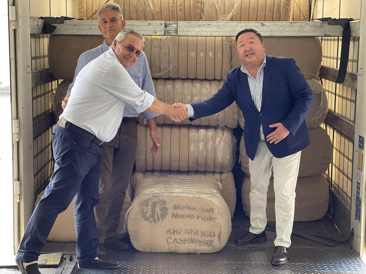 MGLEmbassyItaly's tweet photo. “Ханбогд Кашимер” ХХК-ийн Итали улс руу газраар тээвэрлэсэн, олон улсын чанар, стандартын шаардлага хангасан 20 тонн боловсруулсан ноолуурыг Италийн тал хүлээн авлаа https://t.co/CghKEXN6hq