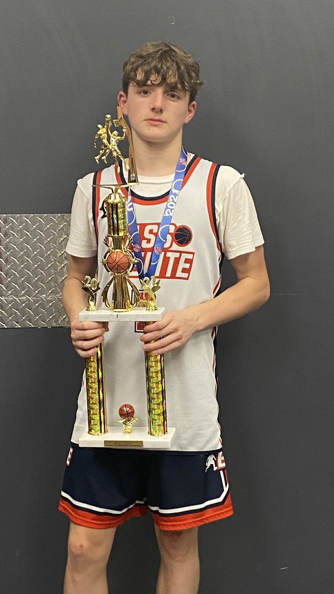 CoachJDNeal's tweet photo. @TomassettiZack a floor general who will not be under the radar much longer. Nasty in PnR, floater game on point, consistent 3 point shooter. Tough as nails and an ultimate competitor. A nightmare for opponents on both ends of the floor @Billerica_hoops https://t.co/HugVQIUyki