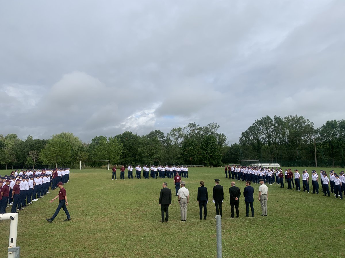 acpoitiers's tweet photo. #SNU|au LPA Bouloux #Montmorillon @DSDEN86, 209 volontaires participent au séjour de cohésion
↪Levée des couleurs 🇫🇷 #Marseillaise🎶, ateliers #Défense, en présence ce matin de la rectrice @BndicteRobert, du général @PatrikSteiger & Sous-Préfet M. Byrski
#ValeursdelaRépublique https://t.co/EbJpxKqEiQ