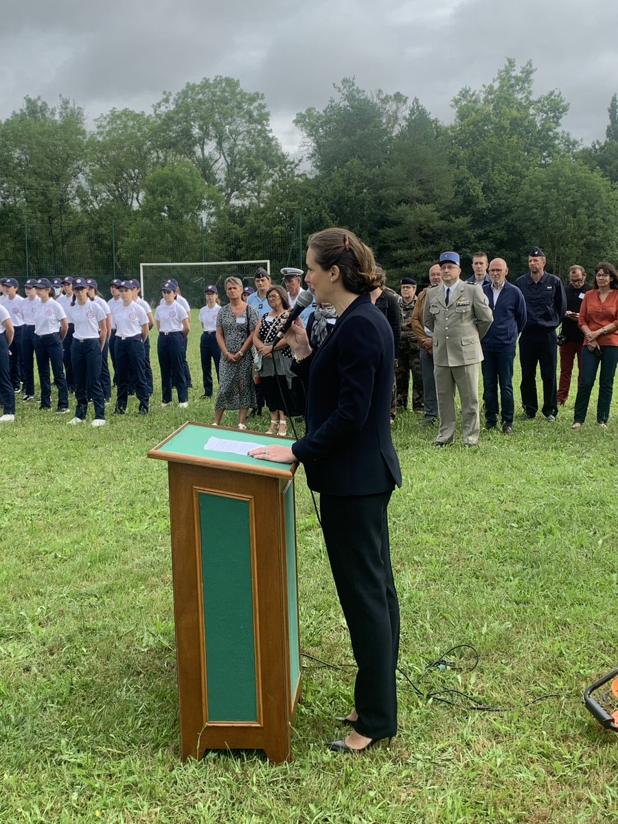 acpoitiers's tweet photo. #SNU|au LPA Bouloux #Montmorillon @DSDEN86, 209 volontaires participent au séjour de cohésion
↪Levée des couleurs 🇫🇷 #Marseillaise🎶, ateliers #Défense, en présence ce matin de la rectrice @BndicteRobert, du général @PatrikSteiger & Sous-Préfet M. Byrski
#ValeursdelaRépublique https://t.co/EbJpxKqEiQ