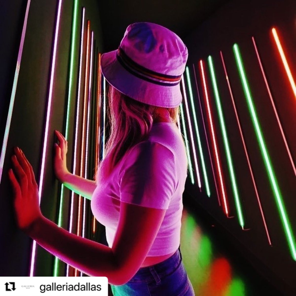 VisitaDallasTx's tweet photo. Ven a @GalleriaDallas a conocer POP, la instalación de @SnowdayDallas, una experiencia que podrás gozar hasta el 6 de septiembre.⁠⁠
⁠⁠#VisitaDallas
#galleriadallas #dallaspop #selfieday #instadfw #visitdallas #dallastx #dallasites101 #dallaslovelist #shopdfw #summervibes https://t.co/PPQWiqCWQt
