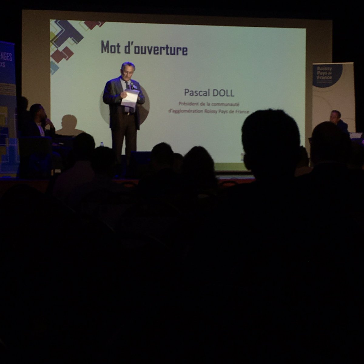 carogueringayat's tweet photo. C’est parti pour la finale des challenges #numixs #5 organisés par @RoissyAgglo
Pascal Doll, président de @RoissyAgglo ouvre la soirée à l’espace Charles Aznavour à Arnouville https://t.co/wZsO4POWSt