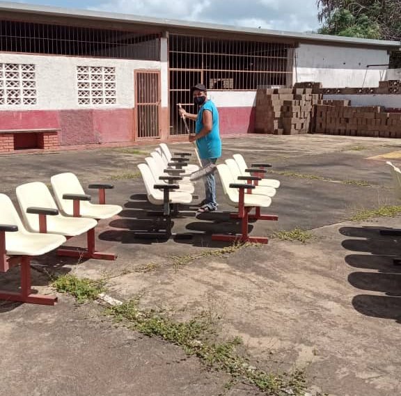NvaInces's tweet photo. #22Jun Enmarcada en semana Bicentenaria, Cfs construcción Juan Bautista Arismendi, en El Espinal, realizó jornada de limpieza  y reactivó taller de electricidad y laboratorio del programa industria #CaminoACarabobo #SomosInces @Wuikelman @eduardopiate2 @NicolasMaduro https://t.co/ZwNmh1bbJz