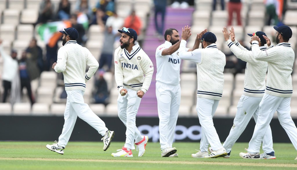 sachin_rt's tweet photo. Good bowling by @MdShami11 &amp; @ImIshant backed by some terrific fielding by 🇮🇳.

Crucial runs were scored by Jamieson &amp; Southee along with Williamson.

With around 130+ overs left in the game 🇮🇳 will have to bat well if they want to put 🇳🇿 under pressure.

#WTC21 | #INDvsNZ https://t.co/zpWGdziODL