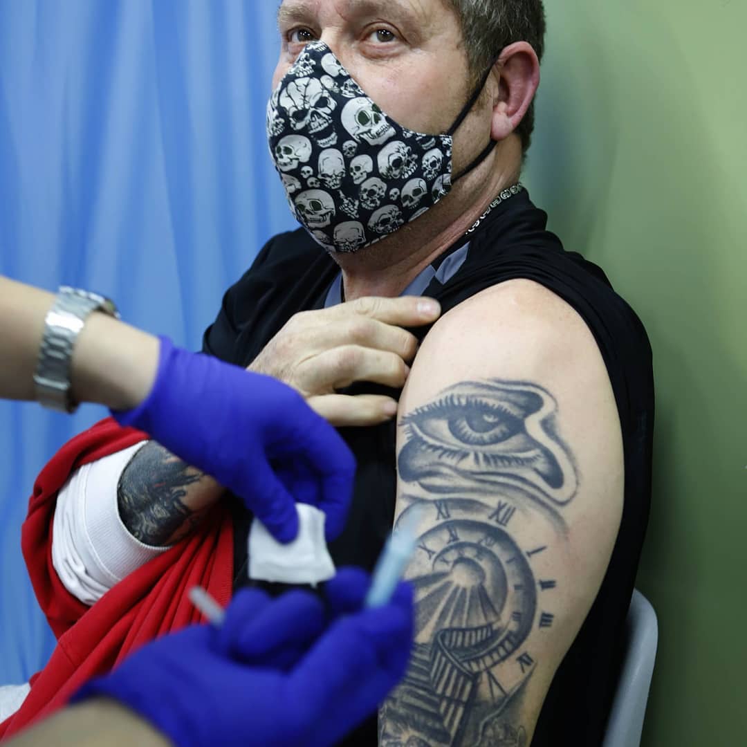 MrH4T3's tweet photo. Los de 30 creyendo que con sus tatos se verán más joviales 🤣🤣🤣  #VacunaCOVID19 #modas #absurdas #bobos #CURP #30a39 #zombies https://t.co/ToeZYs3Rur