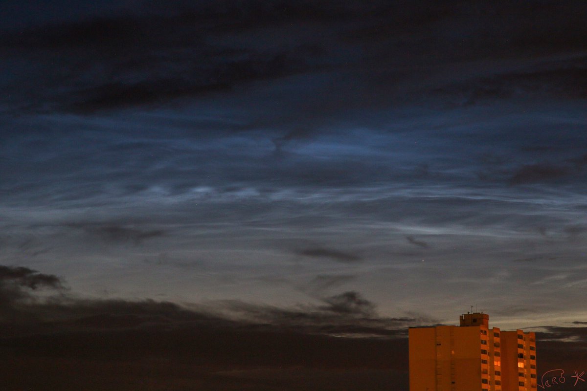 🌊 Cette année, une fois de plus, les nuages Noctiluques se sont invités le jour de la fête de la musique et du solstice d'été #Solstice2021.
Capturés depuis la Vendée, le 21/06/21
📸 Crédit : <a href="/verorion85/">Véronique Lannerée</a> 
#NLCFrance #FeteDeLaMusique2021
