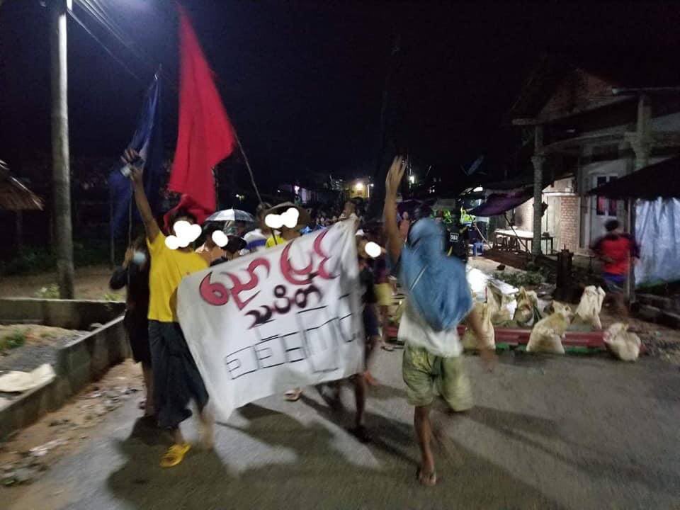 ChristineKt's tweet photo. Residents of NyawPyin Village,Launglon staged a protest even at night rejecting dictatorship. #WhatsHappeningInMyanmar  #June22Coup  #UnfetteredAccessForAids https://t.co/zHPy5uu9j3