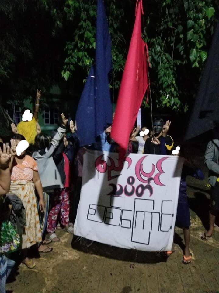 ChristineKt's tweet photo. Residents of NyawPyin Village,Launglon staged a protest even at night rejecting dictatorship. #WhatsHappeningInMyanmar  #June22Coup  #UnfetteredAccessForAids https://t.co/zHPy5uu9j3