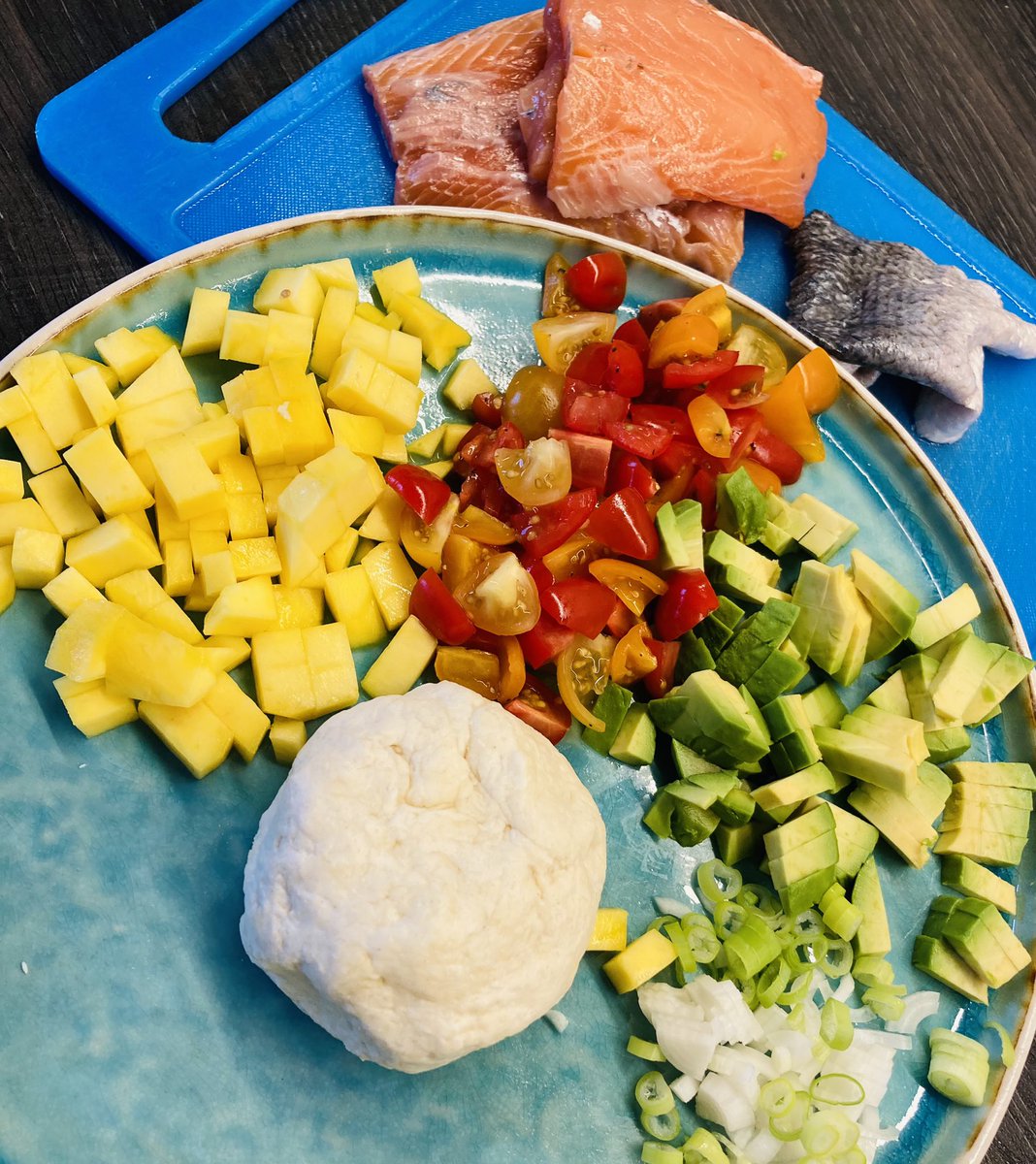 maartje2210's tweet photo. #dinnerpreps
🤤
Cajun zalm en crispy huid met mango, tomaat, avocado, lenteui en zelfgemaakte taco’s. https://t.co/iQUH2yRun9
