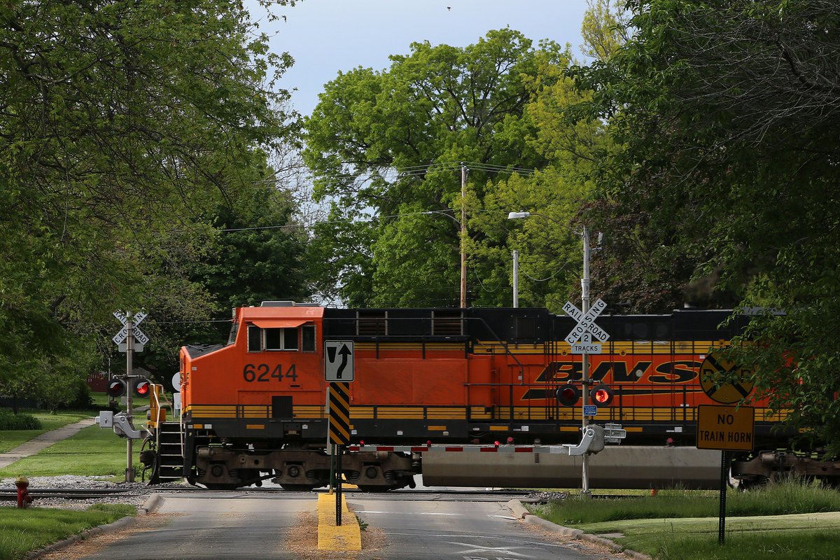 peterkopher's tweet image. "Railroad Crossing"
peterkopher.com/galleries
2 tracks; no train horn.
Spotted in Fairfield, IA